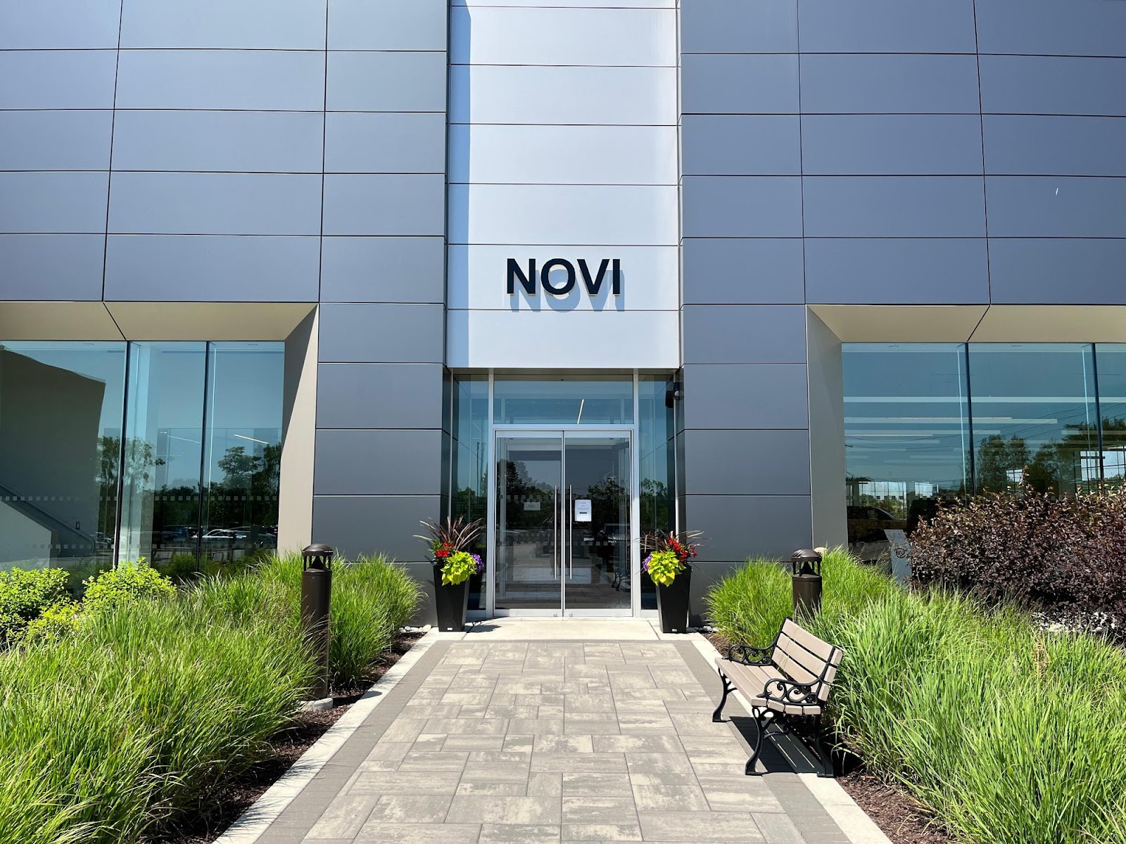 Land Rover Novi - Sales in Novi